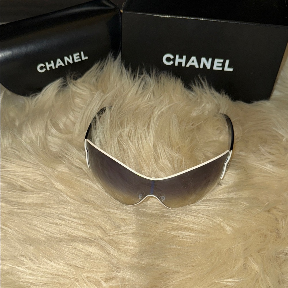 *AUTHENTIC* Vintage CHANEL Black and White Women's Sunglasses